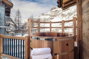 Unwind in the private nordic bath on the balcony, offering serene mountain views and the perfect spot to relax under the stars after an adventurous day.