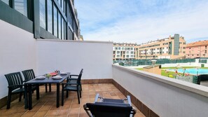 Bird's eye view,Balcony/Terrace,Pool view,Meals
