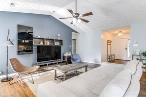 Living Room | Free WiFi (1 Gbps, Fiber Optic)