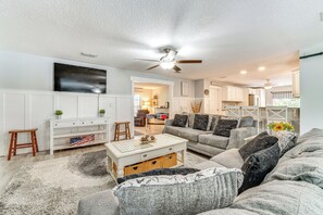 Living Room | Smart TV | Free WiFi | Single-Story Home