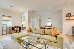 Single-Story Apartment Unit | Free WiFi | Central Heating & A/C