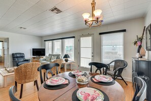 Dining Area | Dishware & Flatware Provided