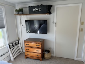 Bedroom - Queen bed w/ 43" Roku TV, AC