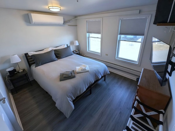 Bedroom - Queen bed w/ 43" Roku TV, AC