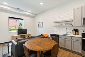 Fully equipped kitchen and dining area