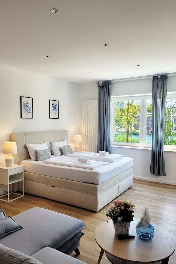 Blick in das Wohn- und Schlafzimmer