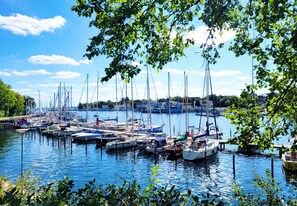 Schiffe und Boote direkt vor dem Appartement