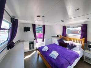 The Joker Boat - Bedroom (1)