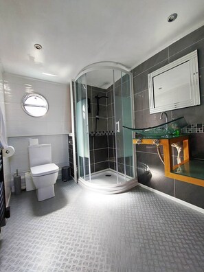 The Joker Boat - Bathroom