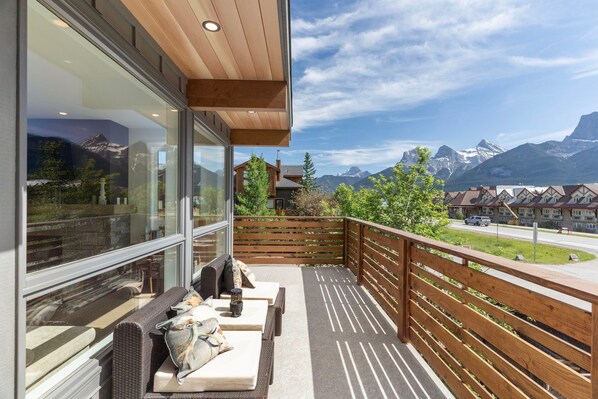 Take in the panoramic mountain views from the spacious wraparound deck, perfect for morning coffee or evening relaxation.