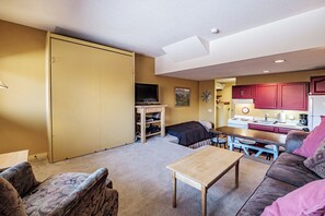 Living room/ kitchen