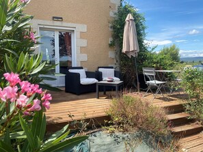 Entrée indépendante de la chambre, sa petite terrasse privée