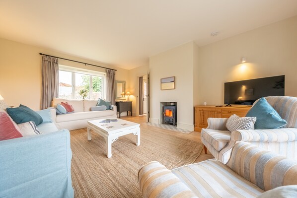 Horatio Cottage, Burnham Market: A light and bright sitting room