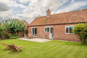 Horatio Cottage, Burnham Market: The rear garden at the cottage