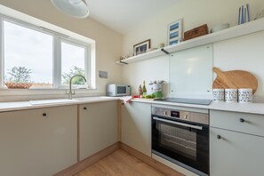 Horatio Cottage, Burnham Market: A compact, well-equipped kitchen