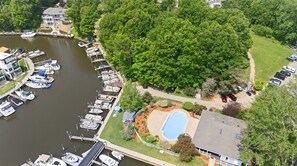 Woodland Marina Clubhouse & Pool – just a 13-minute stroll away!