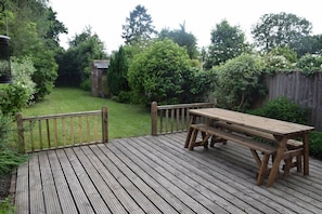 Outside Dining, BBQ and play