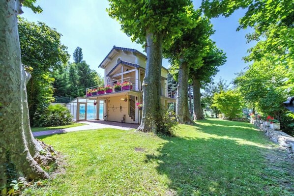 Façade du logement et jardin