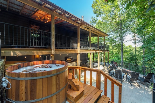 Outdoor spa tub