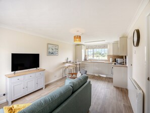 Open plan living space | Cherry - The Hollies Country Cottages, Burgh Le Marsh