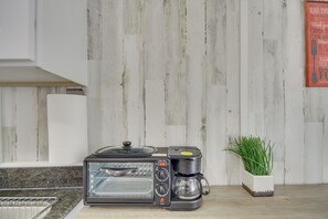 Dining Area | Dishware & Flatware Provided