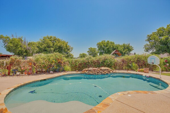 Stephenville Vacation Rental | 4BR | 2BA | 2,400 Sq Ft | 1 Minor Step to Enter