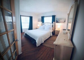 Queen sized bed that faces the east even though the bed itself does not face the east so you're still able to sleep in if needed!