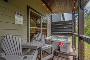 
Relax on the back deck in the hot-tub or enjoy your morning coffee!