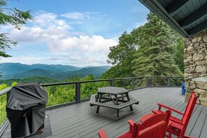 Relax & dine al fresco on the deck overlooking stunning mountain views.