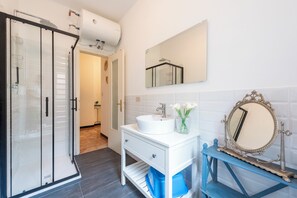 Salle de bain avec douche
