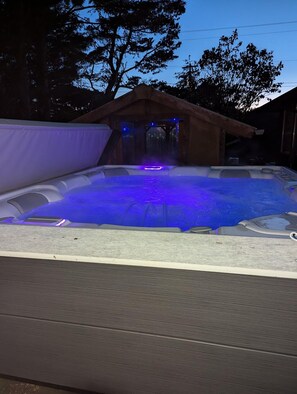 Saltwater tub with interior lights