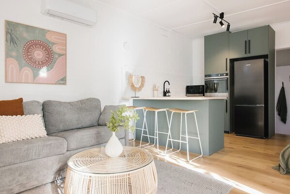 Kitchen & Dining
