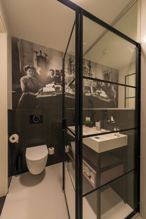 A sleek, modern bathroom at Bed en Koffie Central, perfect for a relaxing stay near Hotel Centrum Tilburg