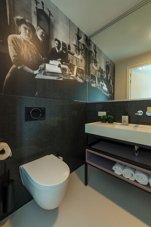 Simplicity meets style in this pristine bathroom at Bed en Koffie Central. Located in Hotel Centrum Tilburg, this studio apartment with a new kitchen and bathroom is perfect for guests looking to stay affordably near the Efteling, Safaripark Beekse Bergen, or the Tilburg University.