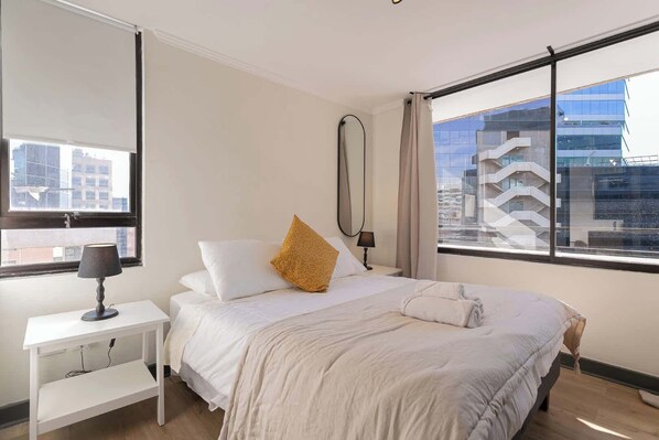 Dormitorio principal cómodo, con luz natural en ambiente tranquilo