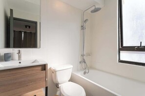 Baños completos con agua caliente y amenities
