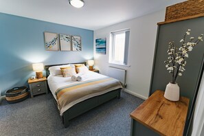 Cool Waves back bedroom with en-suite