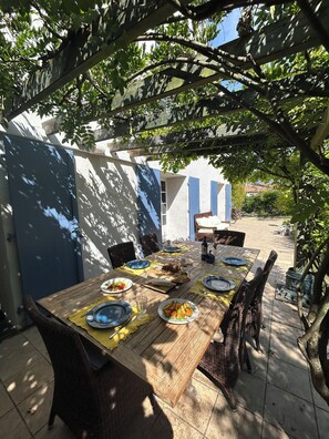 Shaded outside seating - can comfortably seat 8