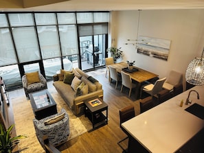 Main floor living, dining and kitchen area