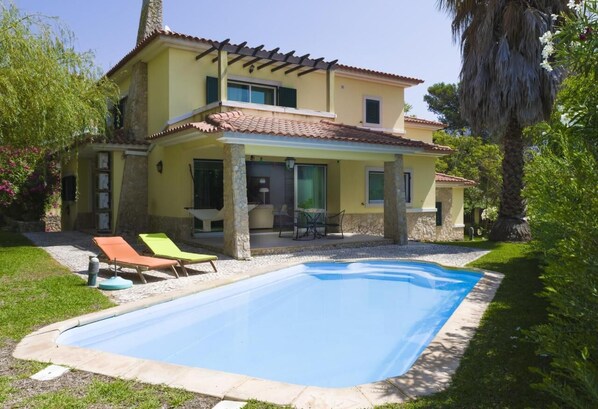Piscina e jardim