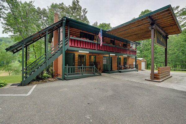 Robbinsville Vacation Rental | 2BR | 1BA | 1,200 Sq Ft | 1 Flight of Stairs