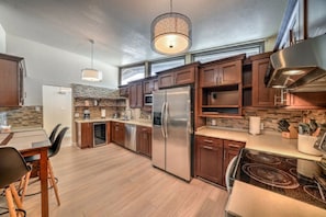 Kitchen: Spacious, bright kitchen with modern touches, perfect for cooking and gathering!