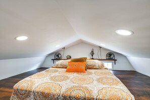 Loft | Queen Bed | 2nd Floor