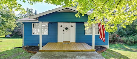 Bon Aqua Vacation Rental | 1BR | 1BA | 960 Sq Ft | 3 Steps to Enter