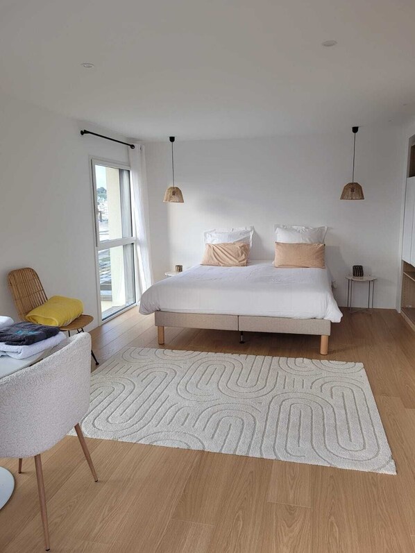 Voilà la chambre parentale comportant sa salle de bain et rooftop