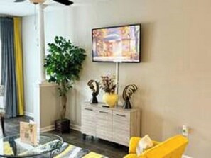 Sunshine Suite Family/Living Room w/ Smart TV