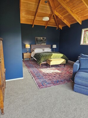 Bedroom with King Bed (2)