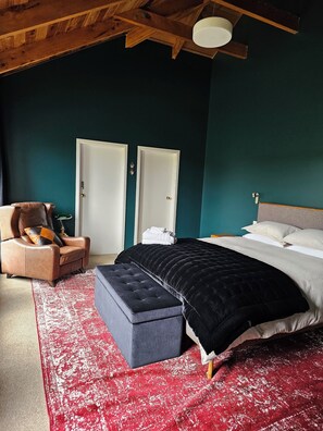 Bedroom with King Bed (1)
