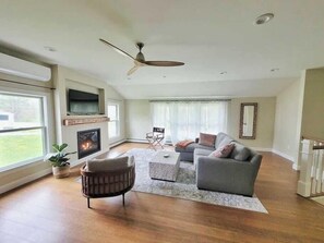 Clean, perfect home a mile from historic Waterbury (4051)