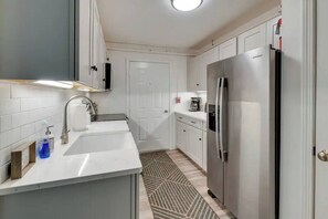 Modern pristine space in perfect Stowe location (2066)